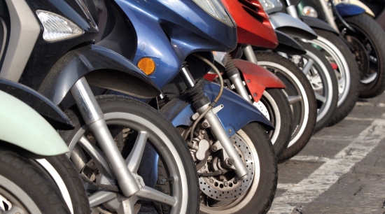 Diogelwch eich beic modur, moped neu sgwter rhag lladrad
