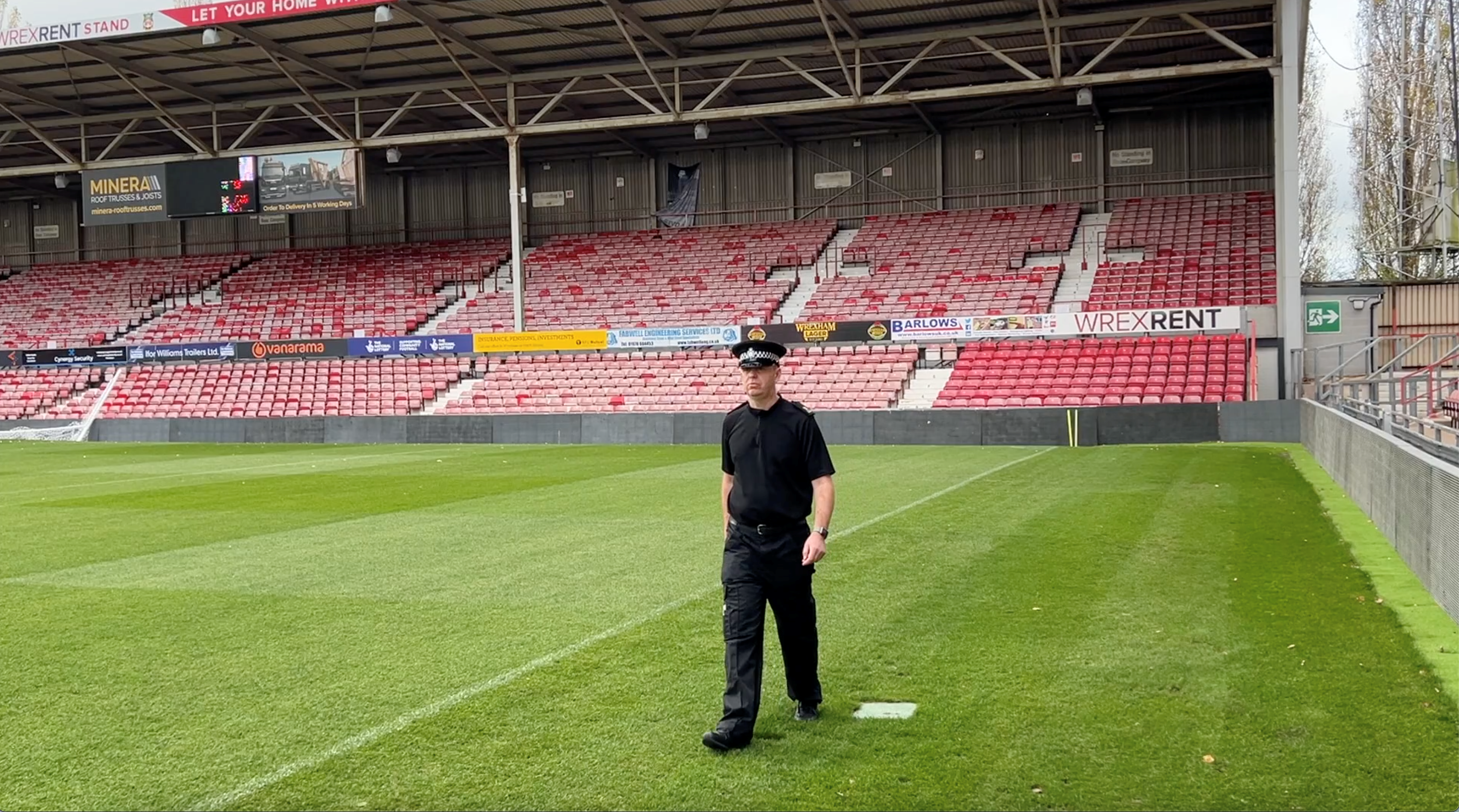 Heddlu Gogledd Cymru DFO David Evans ar Y Cae Ras, Wrecsam.