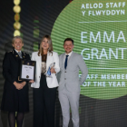 Emma Grant yn cael ei gydnabod fel Aelod Staff y Flwyddyn yng Ngwobrau'r Prif Gwnstabl