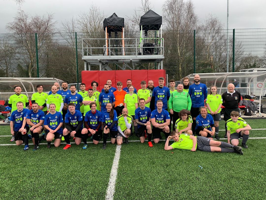 Chwaraewyr CPD Gorsaf Heddlu Tref Wrecsam a Wrexham Inclusion