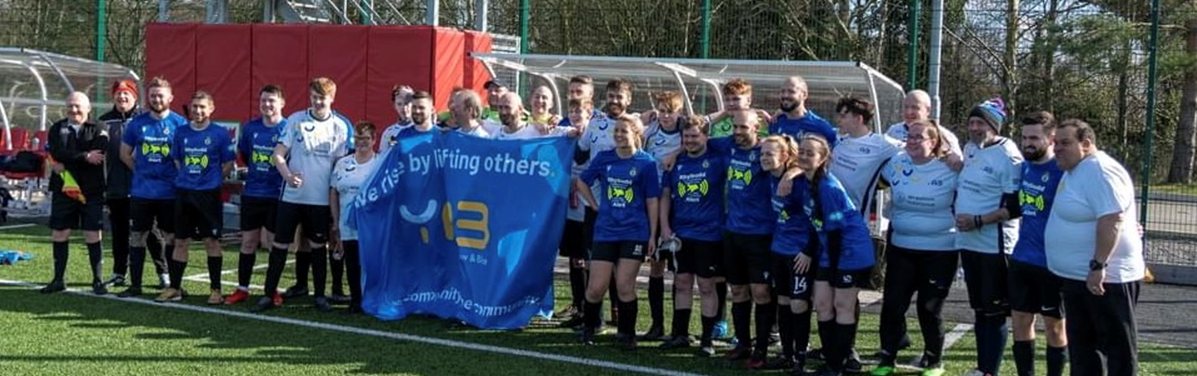 Chwaraewyr o CPD Gorsaf Heddlu Tref Wrecsam a Chlwb Pêl-droed Yellow and Blue